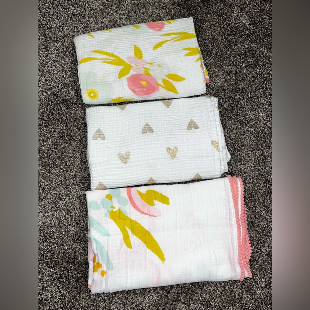 Lot of (3) swaddle blankets